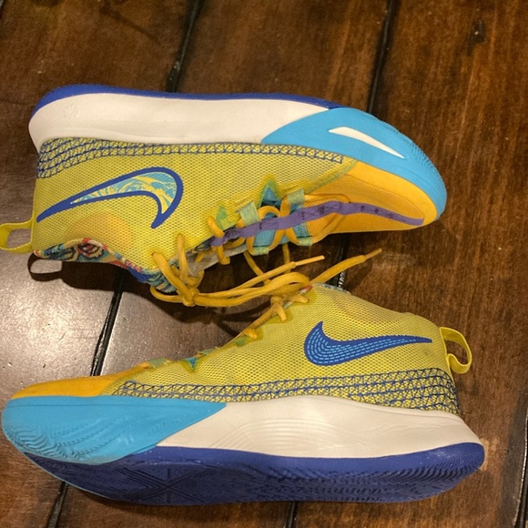 Youth Size 5.5 Nike Kyrie Flytrap Kaleidoscope Basketball Shoes (ABBA) - Picture 5 of 14